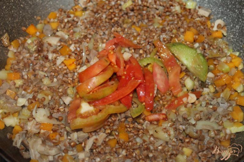 Фото приготовление рецепта: Гречка с курицей, кабачком и тыквой в томатном соусе шаг №5