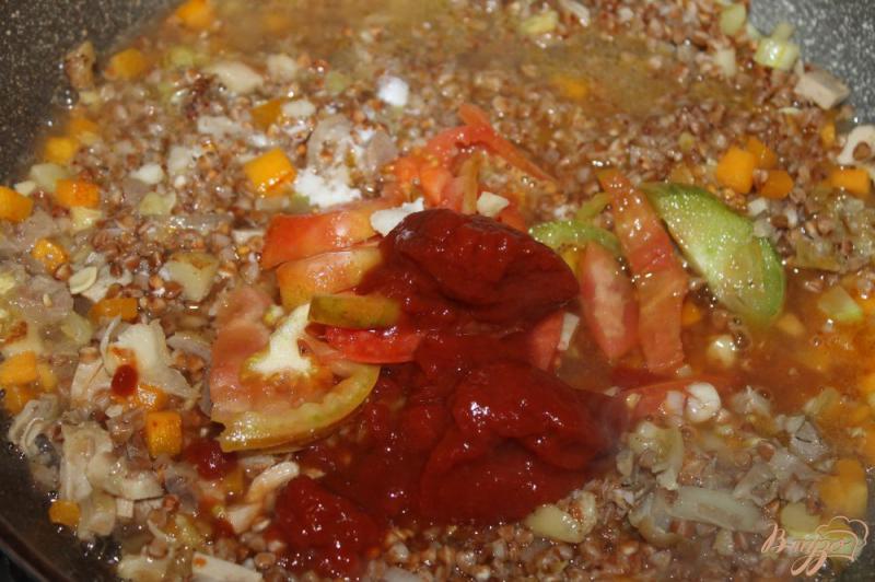 Фото приготовление рецепта: Гречка с курицей, кабачком и тыквой в томатном соусе шаг №6