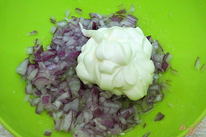 Фото приготовление рецепта: Сельдь в сметанно-майонезном соусе шаг №5
