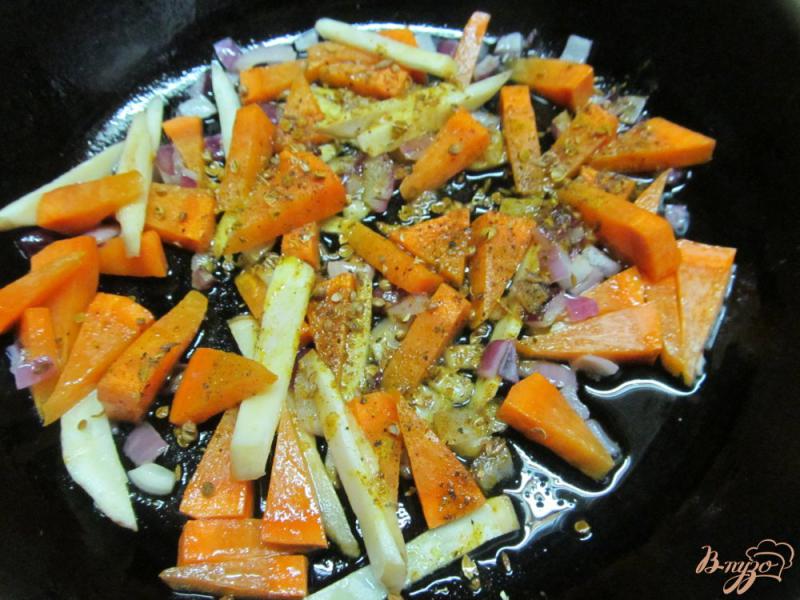 Фото приготовление рецепта: Рис с овощами и яйцами шаг №3