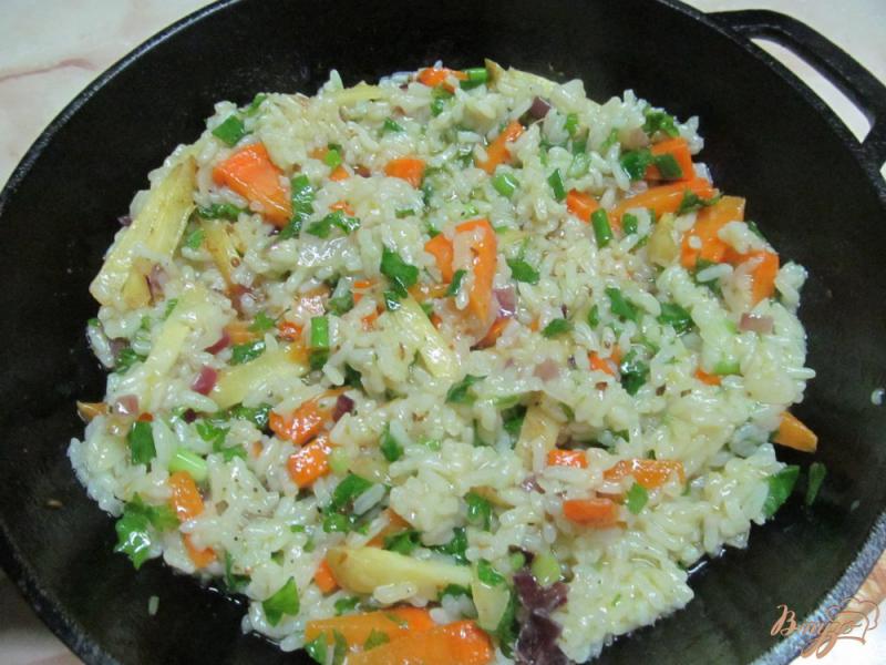 Фото приготовление рецепта: Рис с овощами и яйцами шаг №4