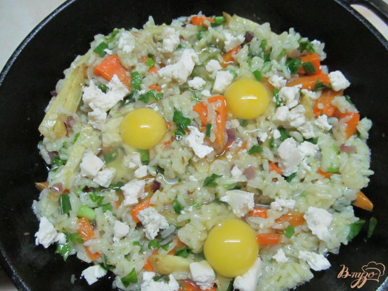 Фото приготовление рецепта: Рис с овощами и яйцами шаг №5