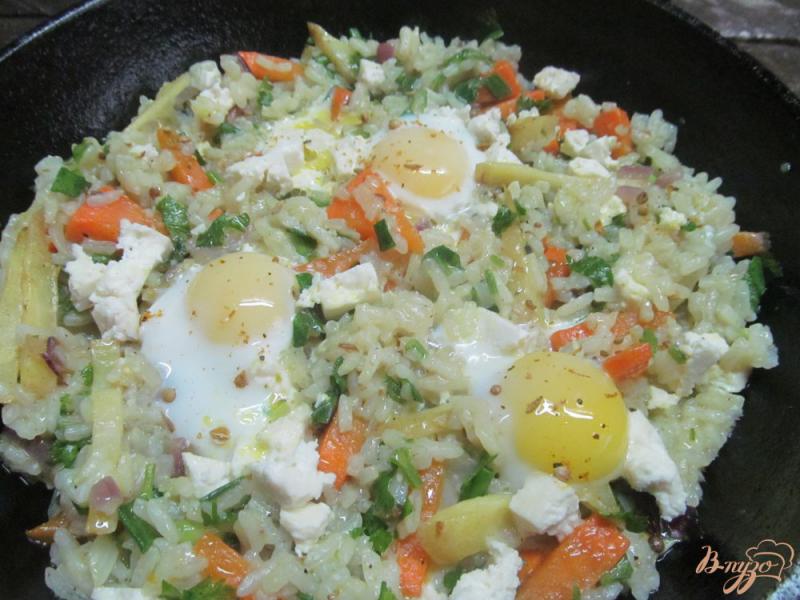Фото приготовление рецепта: Рис с овощами и яйцами шаг №6
