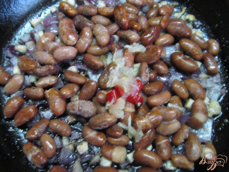 Фото приготовление рецепта: Фасоль с беконом и печеными томатами шаг №3