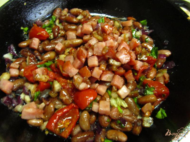 Фото приготовление рецепта: Фасоль с беконом и печеными томатами шаг №5
