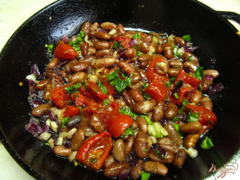 Фото приготовление рецепта: Фасоль с беконом и печеными томатами шаг №4