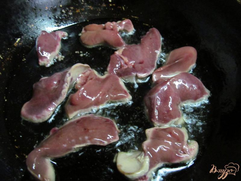 Фото приготовление рецепта: Куриная печень с беконом и оливками шаг №2