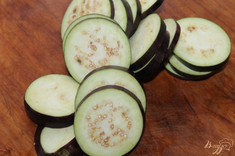 Фото приготовление рецепта: Баклажаны с грецкими орехами, чесноком и зеленым луком шаг №1