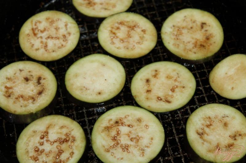 Фото приготовление рецепта: Баклажаны с грецкими орехами, чесноком и зеленым луком шаг №4