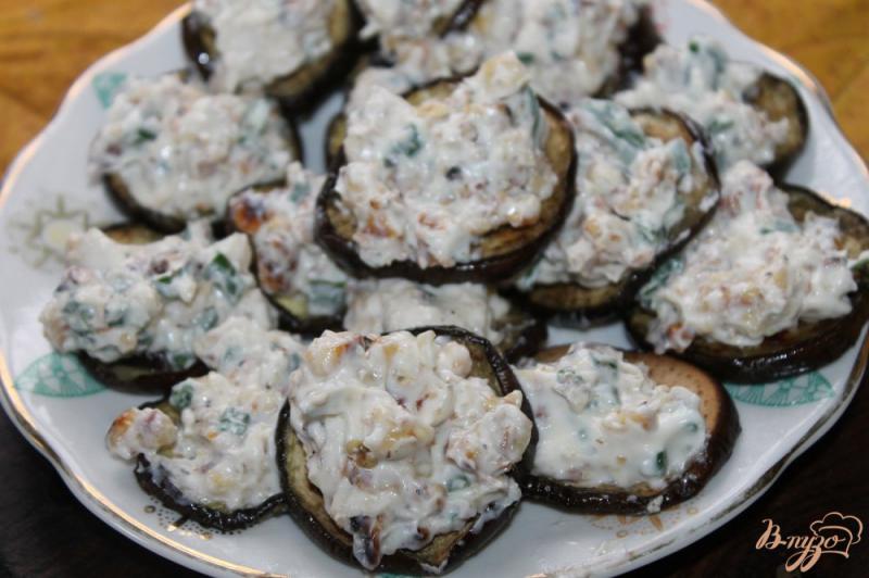 Фото приготовление рецепта: Баклажаны с грецкими орехами, чесноком и зеленым луком шаг №6