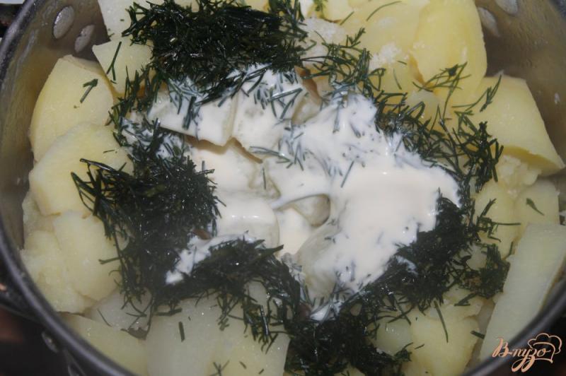 Фото приготовление рецепта: Пюре из картофеля со сметаной и укропом шаг №4