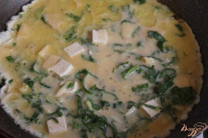 Фото приготовление рецепта: Сырный омлет со шпинатом на сливках шаг №4