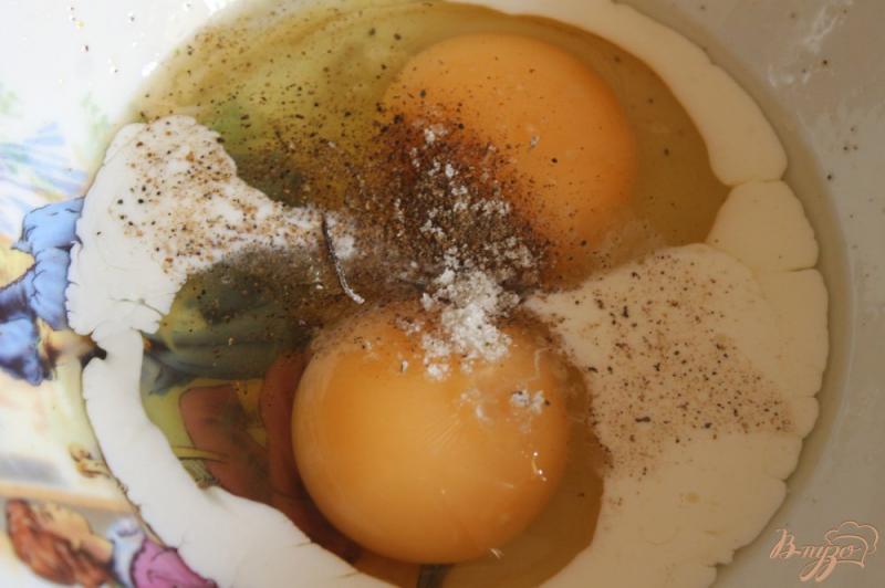 Фото приготовление рецепта: Сырный омлет со шпинатом на сливках шаг №1