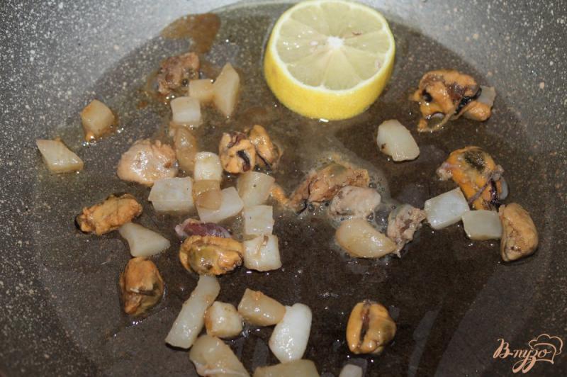 Фото приготовление рецепта: Свежий салат с мидиями и кальмарами шаг №3