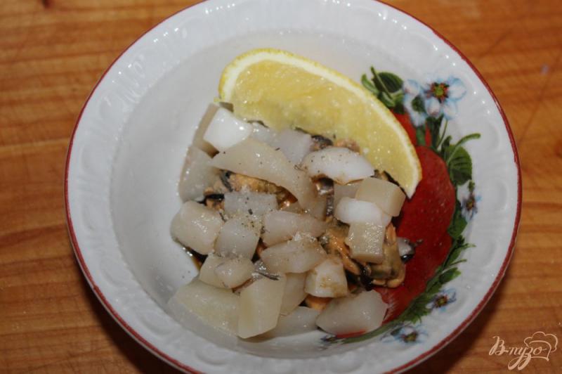 Фото приготовление рецепта: Свежий салат с мидиями и кальмарами шаг №2