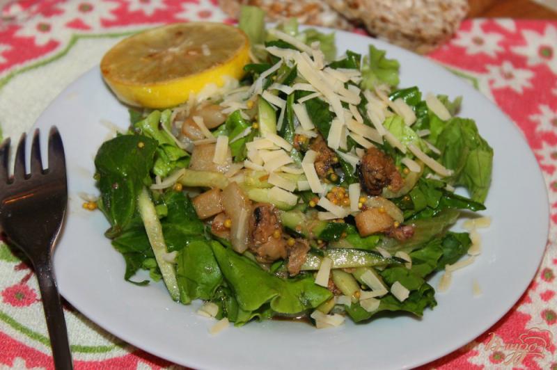 Фото приготовление рецепта: Свежий салат с мидиями и кальмарами шаг №6