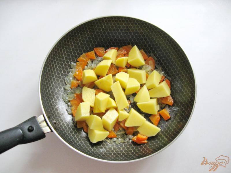 Фото приготовление рецепта: Тушеная капуста с картофелем и фасолью шаг №2