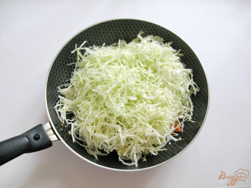Фото приготовление рецепта: Тушеная капуста с картофелем и фасолью шаг №3