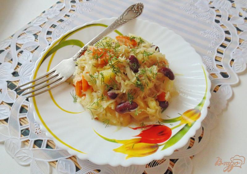 Фото приготовление рецепта: Тушеная капуста с картофелем и фасолью шаг №7