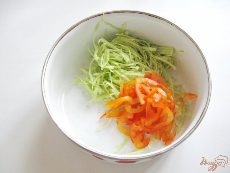 Фото приготовление рецепта: Салат овощной микс с клюквой шаг №2