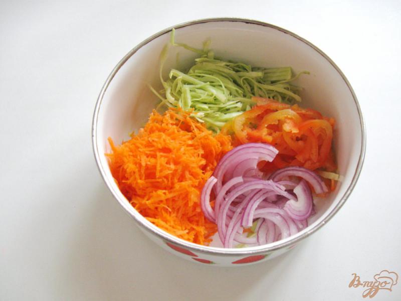 Фото приготовление рецепта: Салат овощной микс с клюквой шаг №3