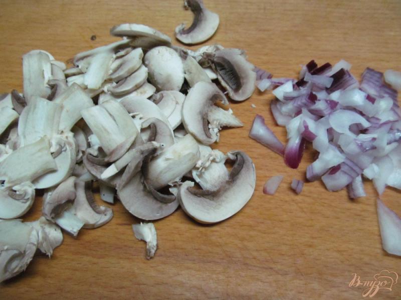 Фото приготовление рецепта: Йоркширские пудинги с луково-грибной подливой шаг №5