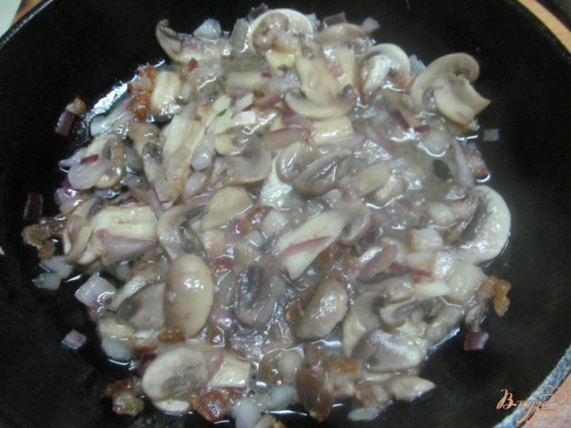 Фото приготовление рецепта: Йоркширские пудинги с луково-грибной подливой шаг №6