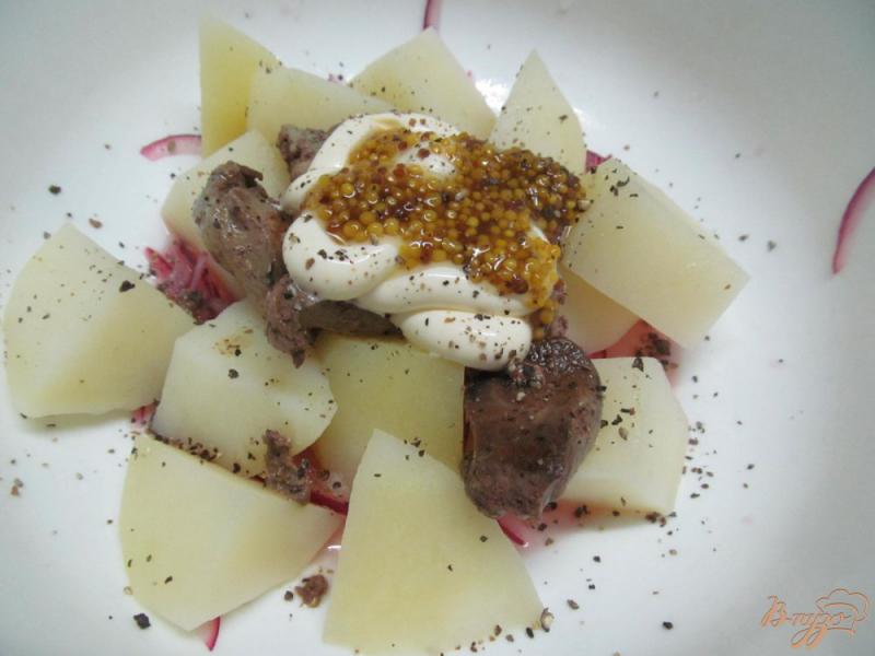 Фото приготовление рецепта: Теплый салат из куриной печени и картофеля шаг №3