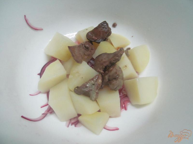 Фото приготовление рецепта: Теплый салат из куриной печени и картофеля шаг №2