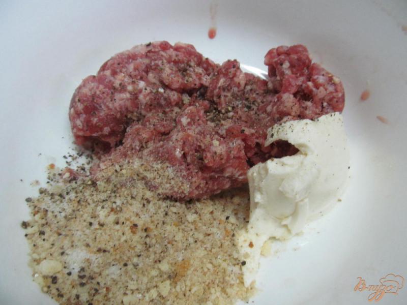 Фото приготовление рецепта: Свиные котлеты с сыром под соусом из фасоли шаг №1