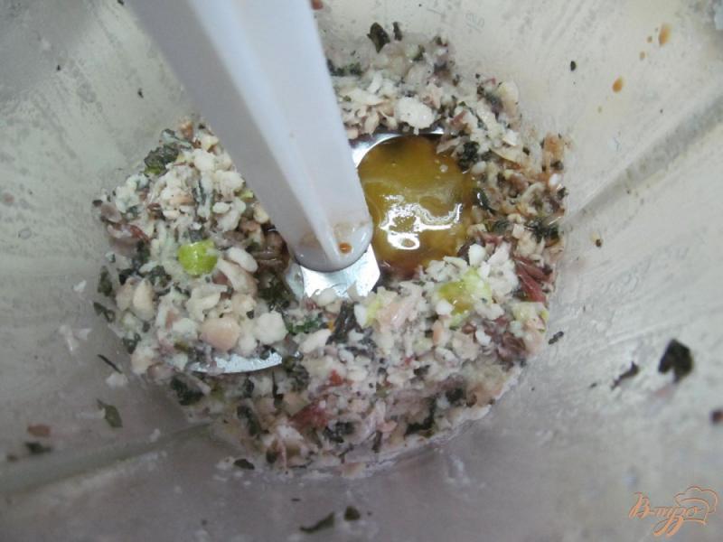 Фото приготовление рецепта: Свиные котлеты с сыром под соусом из фасоли шаг №4
