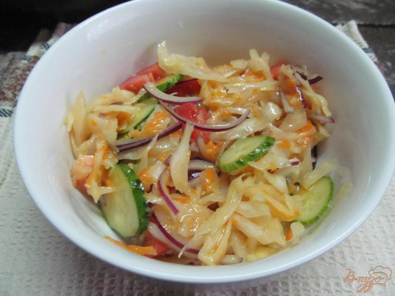 Фото приготовление рецепта: Салат из квашеной капусты со свежими овощами шаг №3