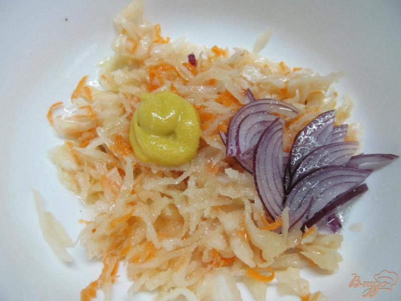 Фото приготовление рецепта: Салат из квашеной капусты со свежими овощами шаг №1