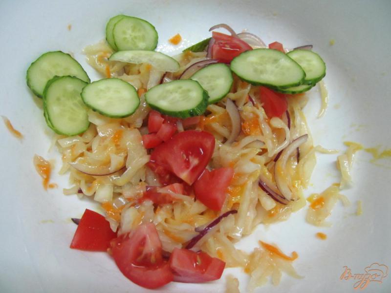 Фото приготовление рецепта: Салат из квашеной капусты со свежими овощами шаг №2
