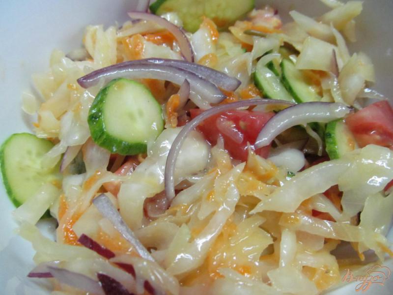 Фото приготовление рецепта: Салат из квашеной капусты со свежими овощами шаг №4