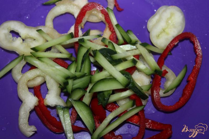 Фото приготовление рецепта: Салат из капусты с колбасой, огурцом и редисом шаг №1