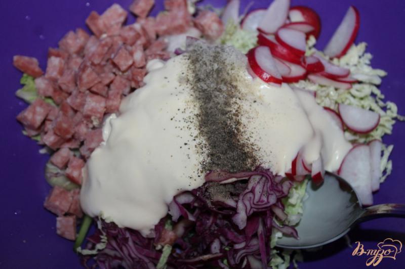 Фото приготовление рецепта: Салат из капусты с колбасой, огурцом и редисом шаг №4