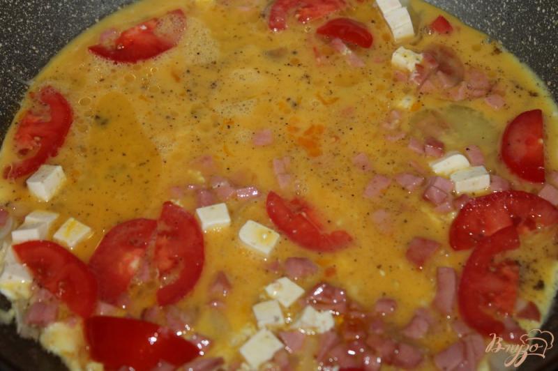 Фото приготовление рецепта: Яичница - болтунья с помидорами, вареной колбасой и луком шаг №5