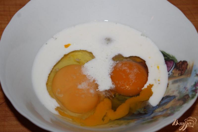Фото приготовление рецепта: Яичница - болтунья с помидорами, вареной колбасой и луком шаг №1