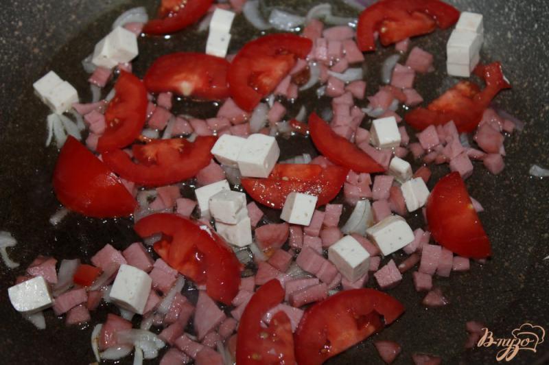 Фото приготовление рецепта: Яичница - болтунья с помидорами, вареной колбасой и луком шаг №4