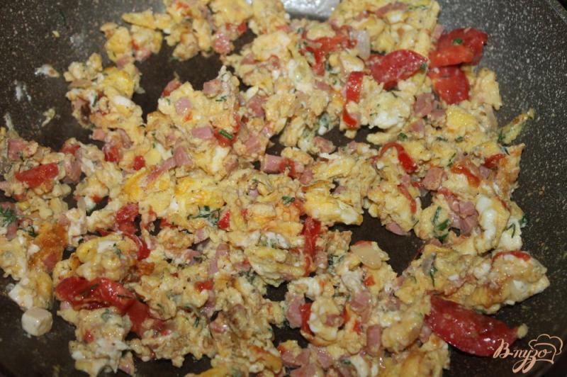 Фото приготовление рецепта: Яичница - болтунья с помидорами, вареной колбасой и луком шаг №6