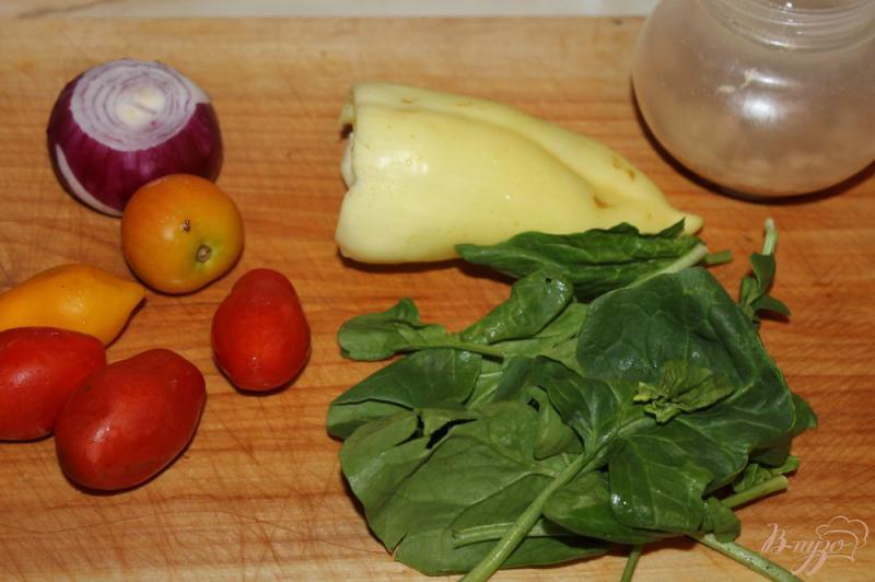 Фото приготовление рецепта: Салат с тунцом, шпинатом и перцем шаг №1