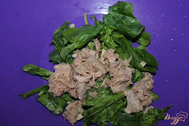 Фото приготовление рецепта: Салат с тунцом, шпинатом и перцем шаг №2