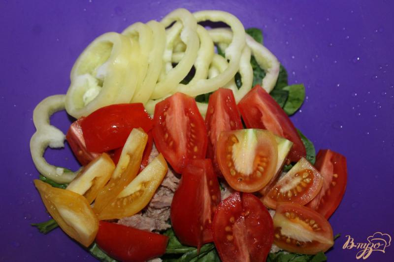 Фото приготовление рецепта: Салат с тунцом, шпинатом и перцем шаг №3