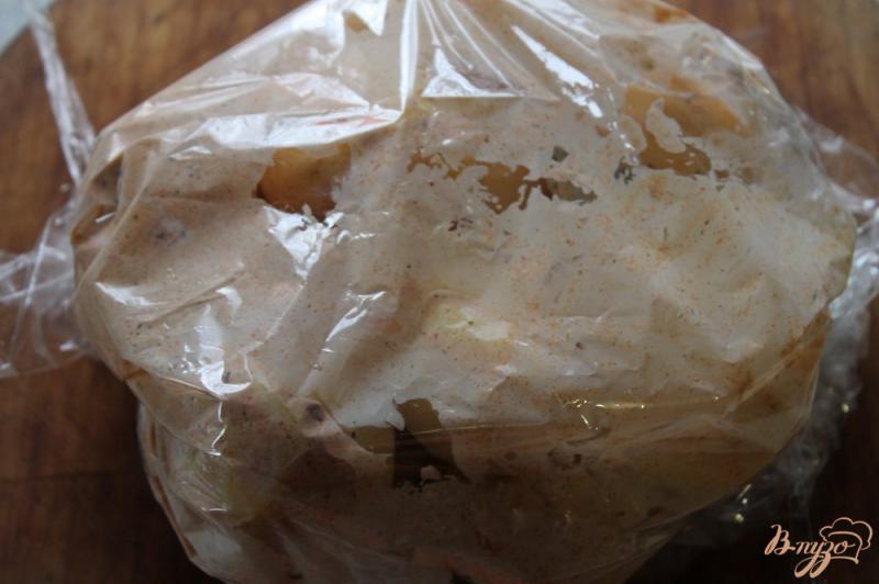 Фото приготовление рецепта: Гарнир из запеченного картофеля с паприкой и чесноком шаг №4