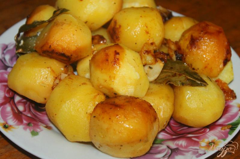 Фото приготовление рецепта: Гарнир из запеченного картофеля с паприкой и чесноком шаг №5