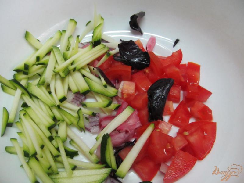 Фото приготовление рецепта: Салат из вяленых и свежих томатов шаг №1