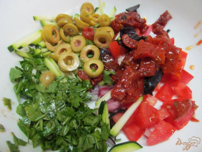 Фото приготовление рецепта: Салат из вяленых и свежих томатов шаг №2