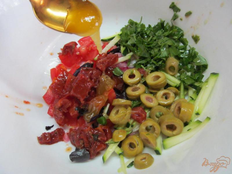 Фото приготовление рецепта: Салат из вяленых и свежих томатов шаг №3
