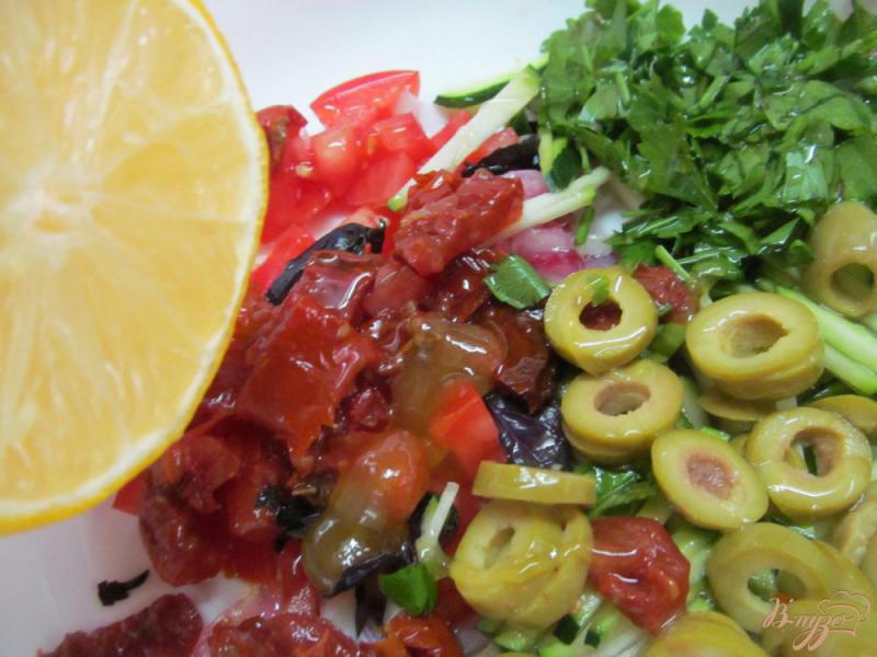 Фото приготовление рецепта: Салат из вяленых и свежих томатов шаг №4